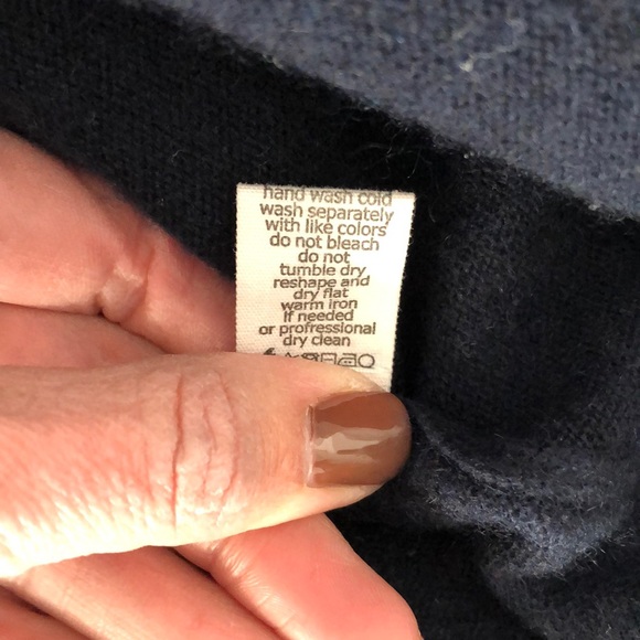 Subtle Luxury V-neck Cashmere sweater. Sz Medium - Picture 5 of 7